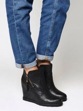 UGG Australia Myrna Black Leather Hidden Wedge Ankle Boots Zippers Sz 7.5